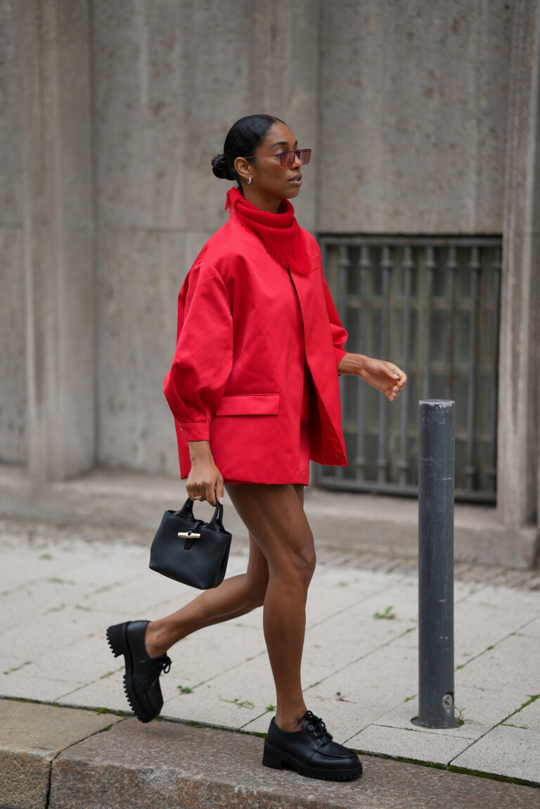 blazer vermelho combina com que cor