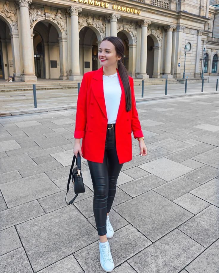 blazer vermelho e calça branca