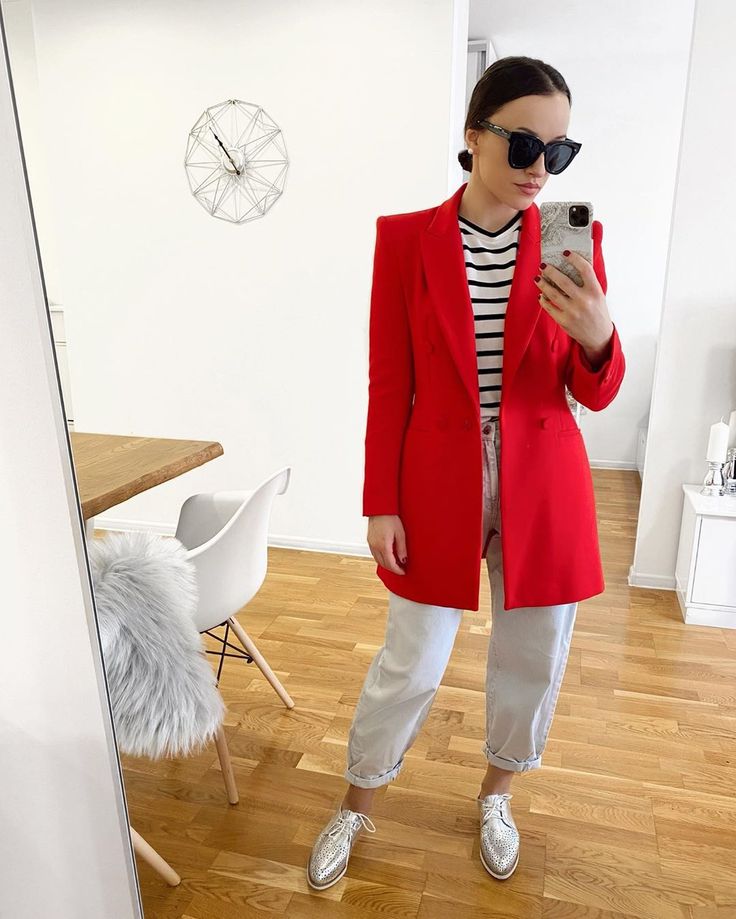 blazer vermelho com jeans