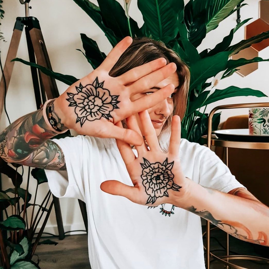 tatuagem na mão feminina