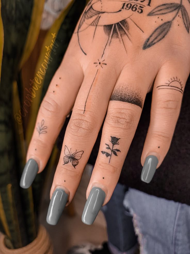 tatuagem na mão masculina
