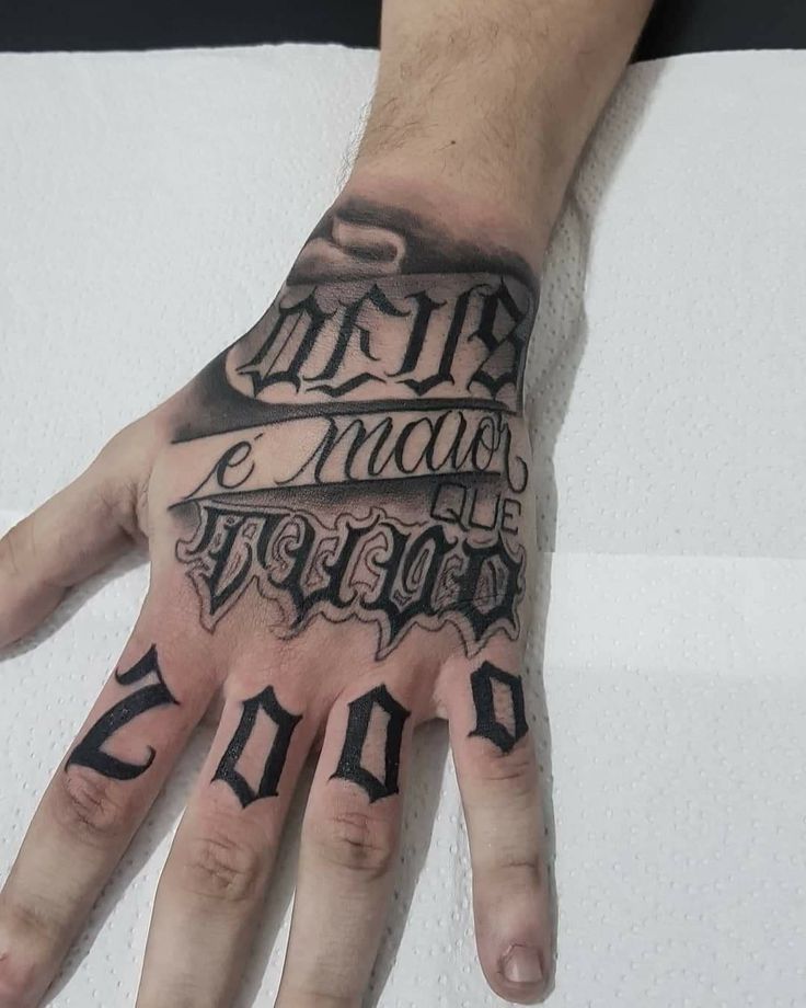 tattoo pequena na mão