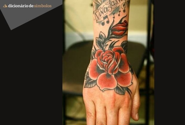 tattoo minimalista na mão