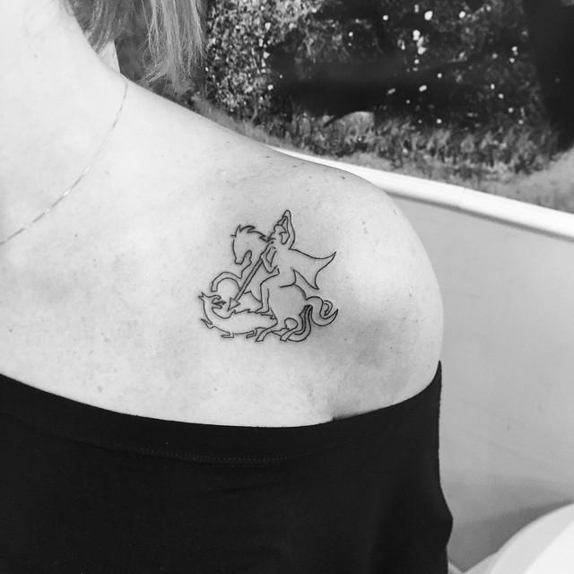 mini tattoo de santo