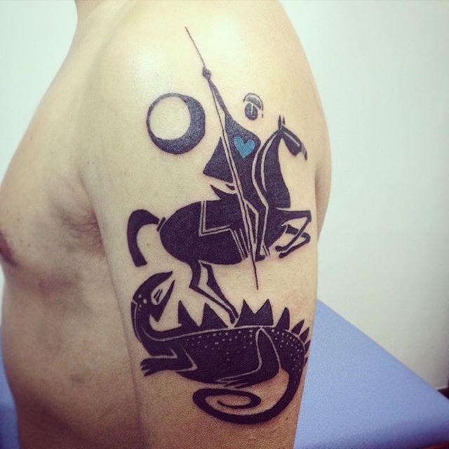 tatuagem são jorge atrás da orelha