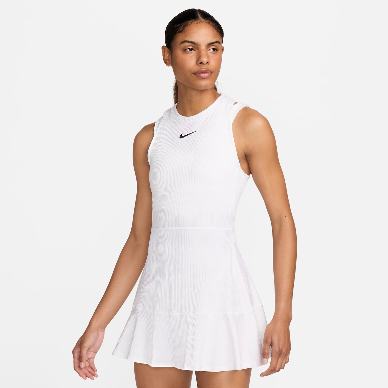 vestido curto com tênis de corrida