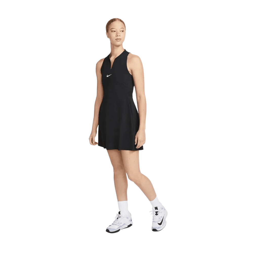 vestido preto com tênis branco