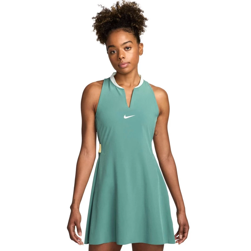 vestido de malha com tênis